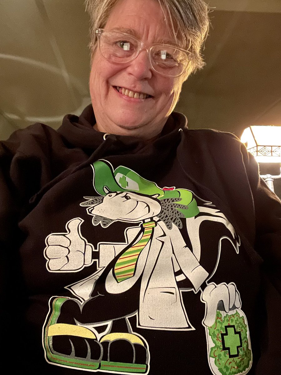 MaryHalsey77's tweet photo. #FunktheSkunk #beamary #funkywhitesister #lovewins @thefarmacist #tetrahydroclub https://t.co/f7Crw0q11N