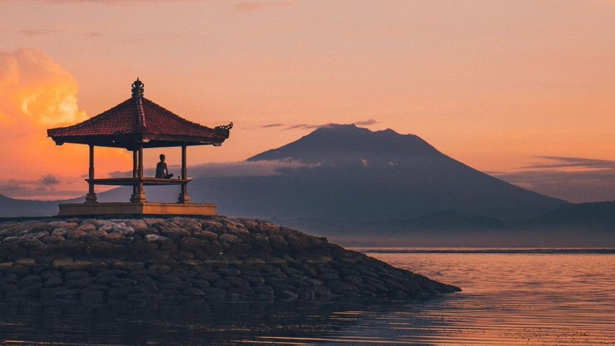 LuxuryIndTravel's tweet photo. The Charm of Indonesia's Southeastern Archipelago ❤️🇮🇩❤️
.
Bali &amp; Nusa Tenggara are unmatched beauties, a must to experience at least once in a lifetime. Marvel at the myriad charms of the islands!
.
🔗- https://t.co/egZ0IFfDkH
.
Credits @sutarahady
.
#Wanderlust #Indonesia https://t.co/HVudQXiK8U