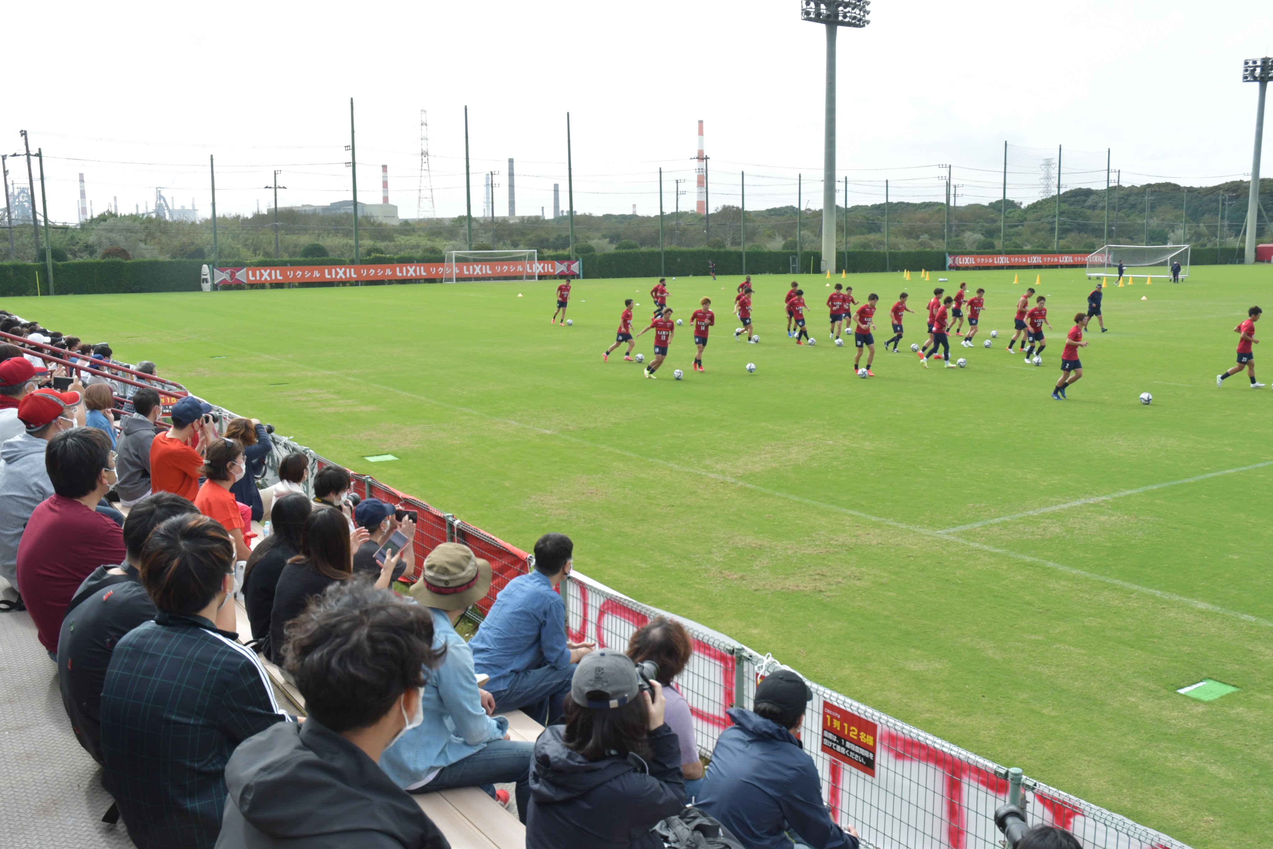 茨城新聞運動グループ ｊ１鹿島アントラーズ ９日 クラブハウスグラウンド １年８カ月ぶりに練習公開 約１５０人のソシオ会員の方々が練習を見守り 紅白戦ではエヴェラウド選手と土居選手のゴールに拍手を送っていました 負傷離脱していた犬飼選手