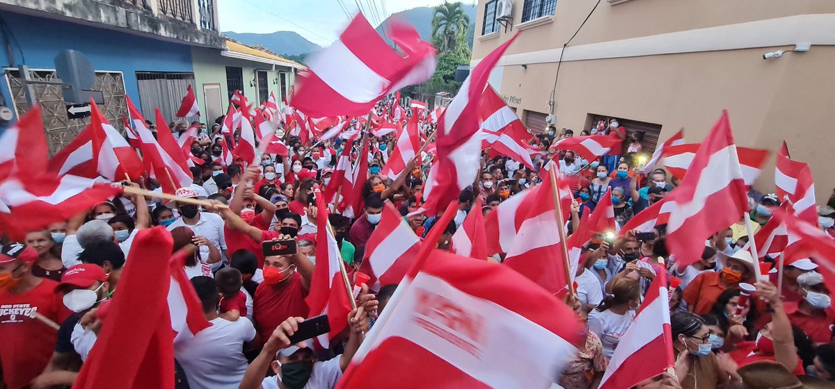 PLHonduras's tweet photo. ¡El León del Liberalismo ha despertado en Santa Bárbara!

Bajo una marea rojiblanca fue recibido hoy nuestro líder @yanirosenthal en San Nicolás, Santa Bárbara. El compromiso por llevar #ElCambioDeLaGente sigue en pie y está más latente que nunca. 
#YaniPresidente https://t.co/XLjts1z1GP