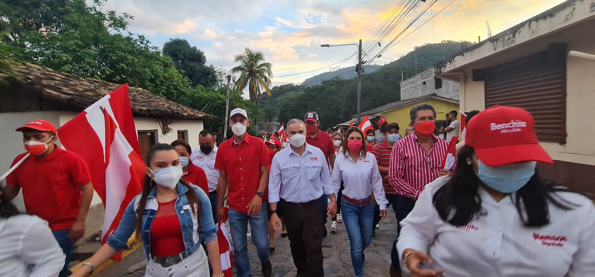 PLHonduras's tweet photo. ¡El León del Liberalismo ha despertado en Santa Bárbara!

Bajo una marea rojiblanca fue recibido hoy nuestro líder @yanirosenthal en San Nicolás, Santa Bárbara. El compromiso por llevar #ElCambioDeLaGente sigue en pie y está más latente que nunca. 
#YaniPresidente https://t.co/XLjts1z1GP