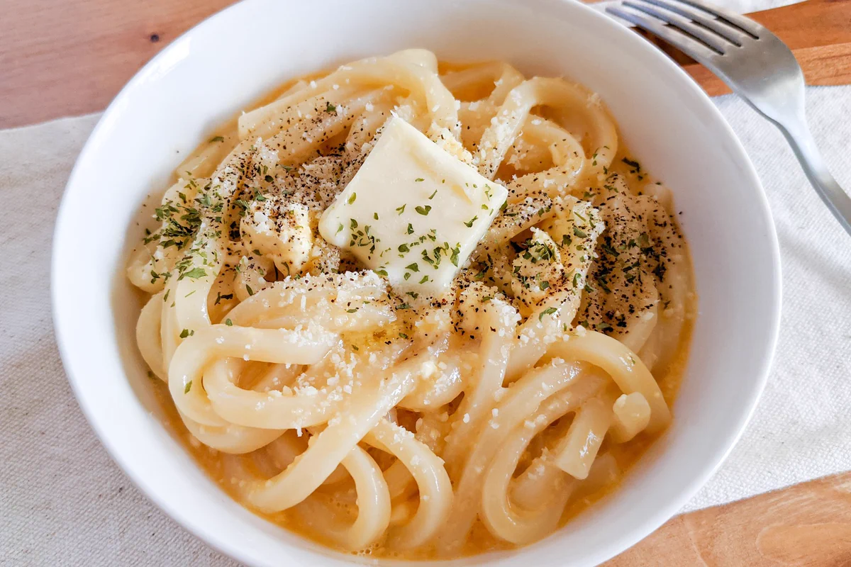 一度食べればやみつきになっちゃう？！2つのチーズを使った「うどん」レシピ！