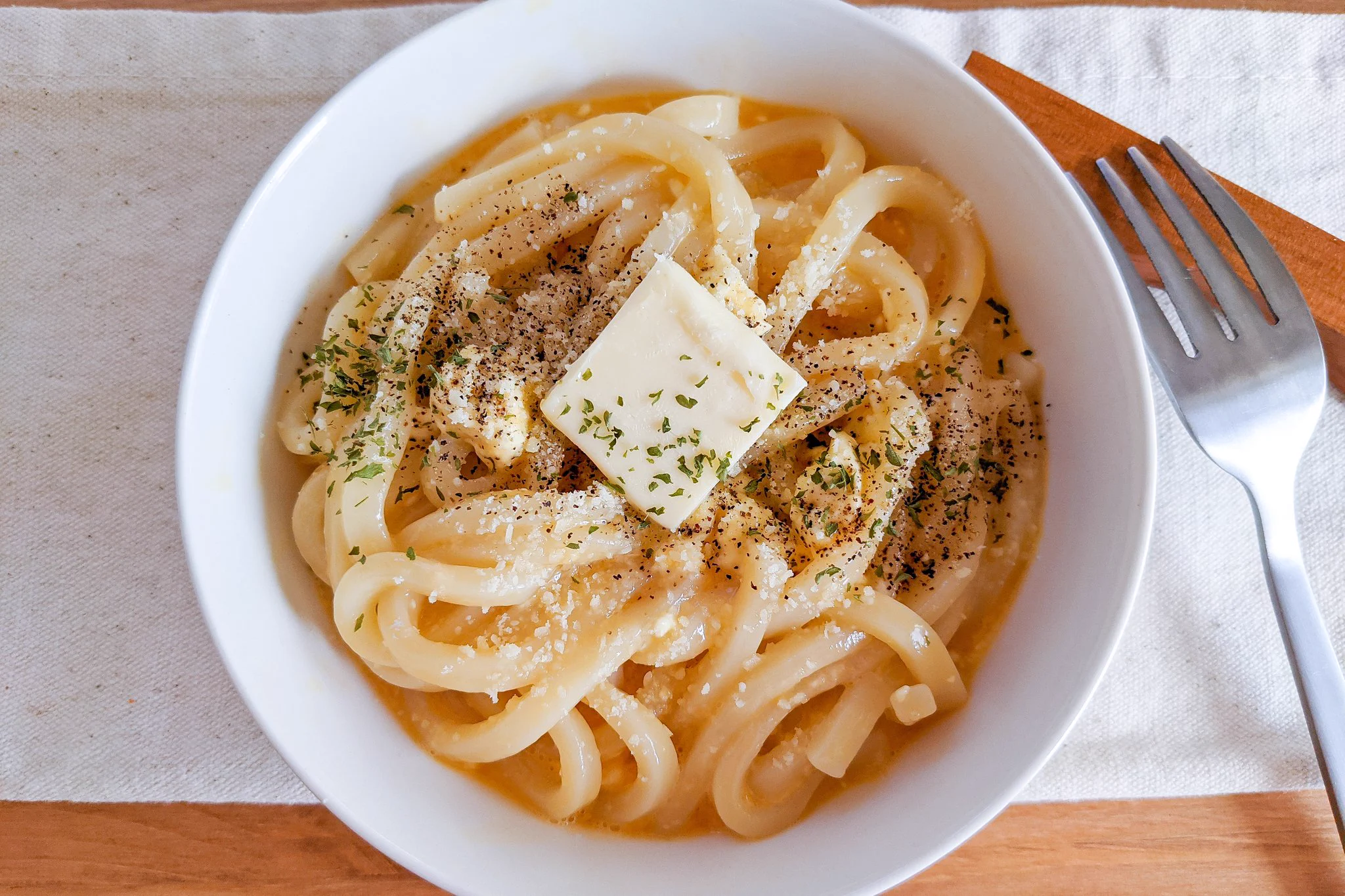 一度食べればやみつきになっちゃう？！2つのチーズを使った「うどん」レシピ！