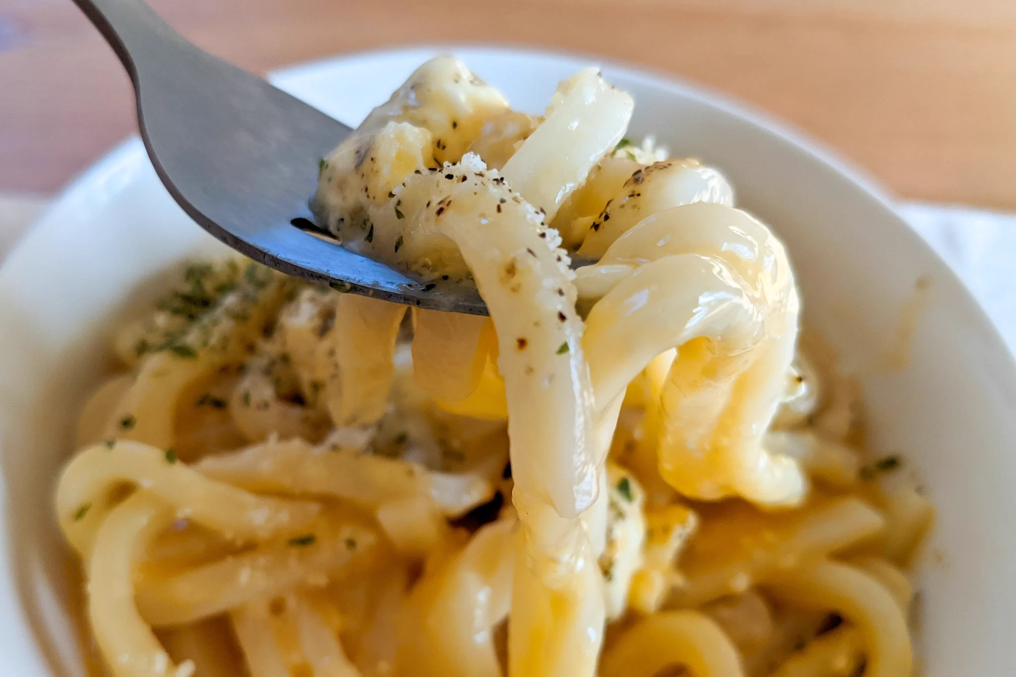 一度食べればやみつきになっちゃう？！2つのチーズを使った「うどん」レシピ！