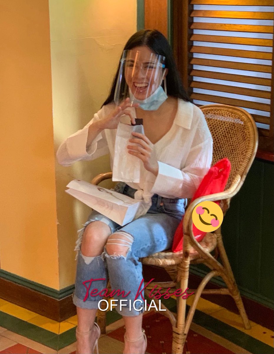 Ngiting excited na si <a href="/KissesDelavin/">Kisses Delavin</a> makasama sa tanghalian ang Dabarkads!

At gutom na din siya, as expected.

<a href="/EatBulaga/">Eat Bulaga!</a> 
<a href="/gmanetwork/">GMA Network</a>
KISSES ForEBer
#KISSESComEBack

-Siblings