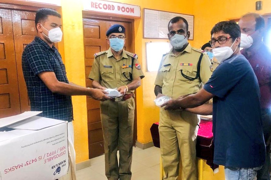TibetHeritage's tweet image. #SpreadingMasks: Southern Railway Protection Force and members of Palakkad Press Club receive The Mask Lab-donated N95 masks from Shri Sanjumon P of Friends of Tibet Foundation &amp;amp; Daya Charitable Trust on Oct 7, 2021.