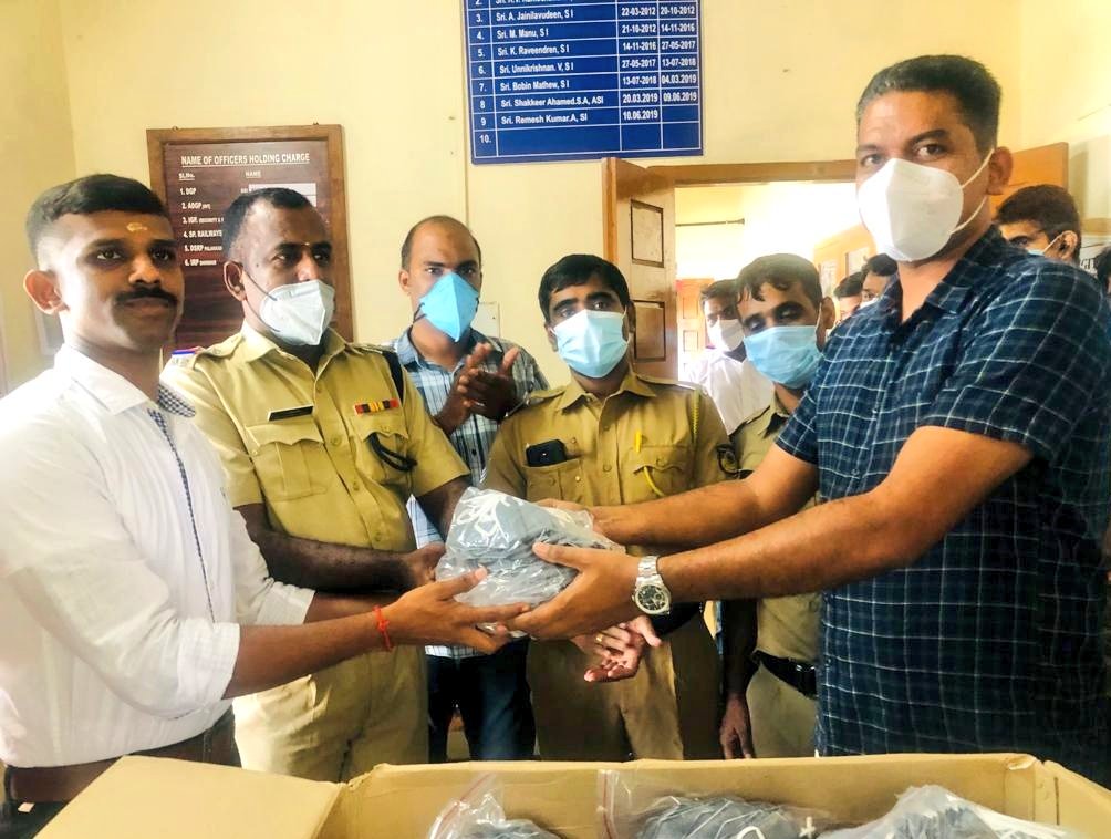 TibetHeritage's tweet image. #SpreadingMasks: Southern Railway Protection Force and members of Palakkad Press Club receive The Mask Lab-donated N95 masks from Shri Sanjumon P of Friends of Tibet Foundation &amp;amp; Daya Charitable Trust on Oct 7, 2021.
