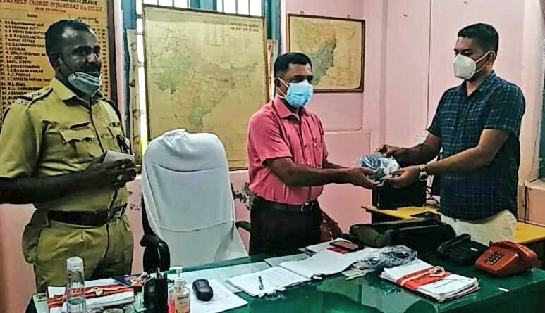 TibetHeritage's tweet image. #SpreadingMasks: Southern Railway Protection Force and members of Palakkad Press Club receive The Mask Lab-donated N95 masks from Shri Sanjumon P of Friends of Tibet Foundation &amp;amp; Daya Charitable Trust on Oct 7, 2021.