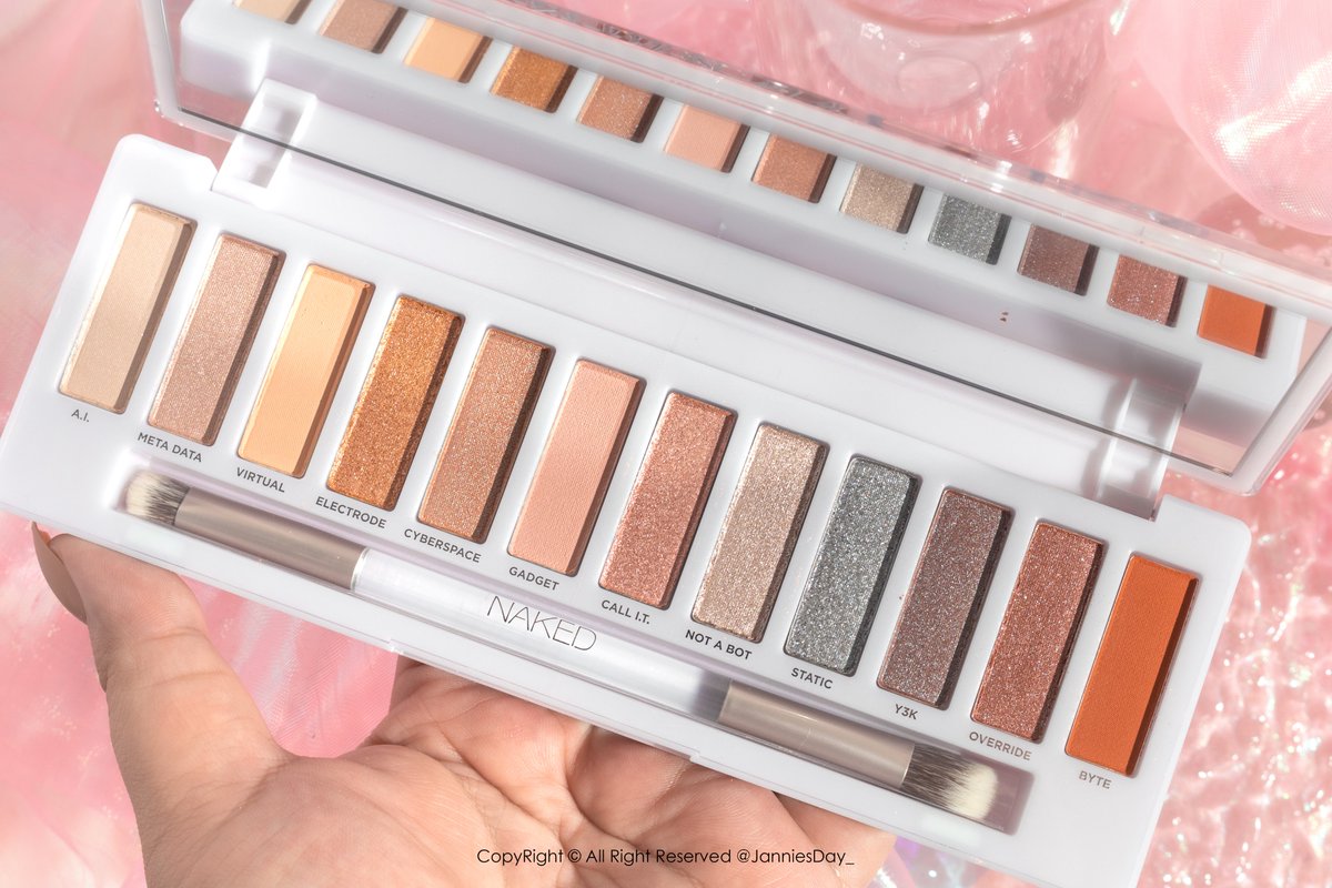 Janniesday_'s tweet photo. มาแล้ววสวอช Urban Decay NAKED Cyber☄🛸🚀 คือตัวพาเลตว่าสวยตาแตกแล้ว พอตอนสวอชเนื้อชิมเมอร์คือวิ้งเล่นแสงมากก สีคือมาโทนเหลือบๆ โฮโลแกรมไรงี้ ช่องเนื้อแมทมาโทนละมุนๆ สวยแบบใครเล็งจ��สอยก็คือคุ้มอ่ะ แล้วพอแต่งจริงๆ ไปได้หลายลุคมากนะ #พาเลทท์UDสวยล้ำทะลุจักรวาล #NAKEDCyber https://t.co/4WSSx6EBBt