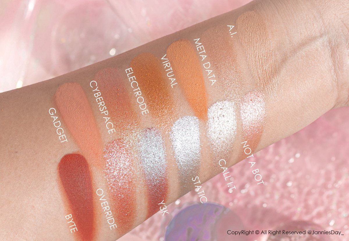 Janniesday_'s tweet photo. มาแล้ววสวอช Urban Decay NAKED Cyber☄🛸🚀 คือตัวพาเลตว่าสวยตาแตกแล้ว พอตอนสวอชเนื้อชิมเมอร์คือวิ้งเล่นแสงมากก สีคือมาโทนเหลือบๆ โฮโลแกรมไรงี้ ช่องเนื้อแมทมาโทนละมุนๆ สวยแบบใครเล็งจ��สอยก็คือคุ้มอ่ะ แล้วพอแต่งจริงๆ ไปได้หลายลุคมากนะ #พาเลทท์UDสวยล้ำทะลุจักรวาล #NAKEDCyber https://t.co/4WSSx6EBBt