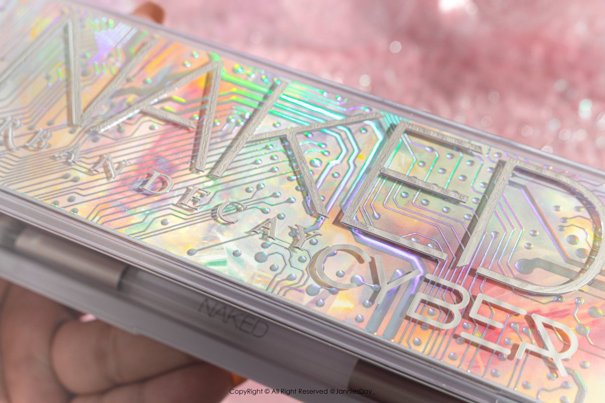 Janniesday_'s tweet photo. มาแล้ววสวอช Urban Decay NAKED Cyber☄🛸🚀 คือตัวพาเลตว่าสวยตาแตกแล้ว พอตอนสวอชเนื้อชิมเมอร์คือวิ้งเล่นแสงมากก สีคือมาโทนเหลือบๆ โฮโลแกรมไรงี้ ช่องเนื้อแมทมาโทนละมุนๆ สวยแบบใครเล็งจ��สอยก็คือคุ้มอ่ะ แล้วพอแต่งจริงๆ ไปได้หลายลุคมากนะ #พาเลทท์UDสวยล้ำทะลุจักรวาล #NAKEDCyber https://t.co/4WSSx6EBBt