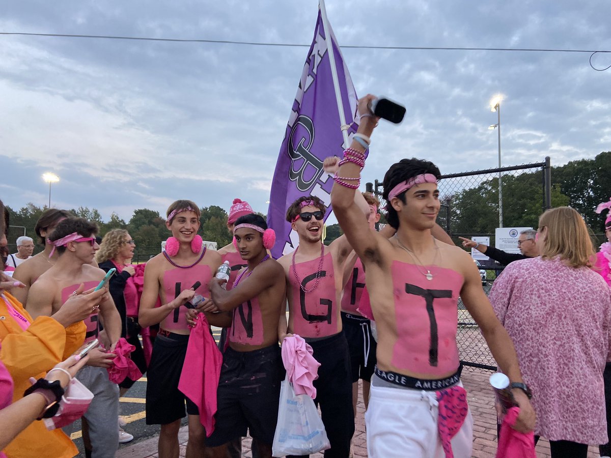 MondanoN's tweet photo. I wish we had more school spirit… #OBHSPinkOut2021 #Knightime @ob_kosb 💜🖤💕 https://t.co/W0QgfkV08T