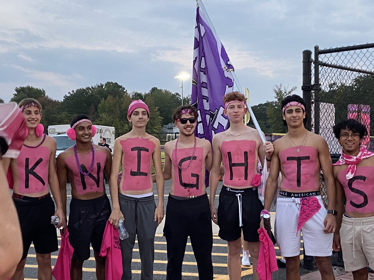 MondanoN's tweet photo. I wish we had more school spirit… #OBHSPinkOut2021 #Knightime @ob_kosb 💜🖤💕 https://t.co/W0QgfkV08T