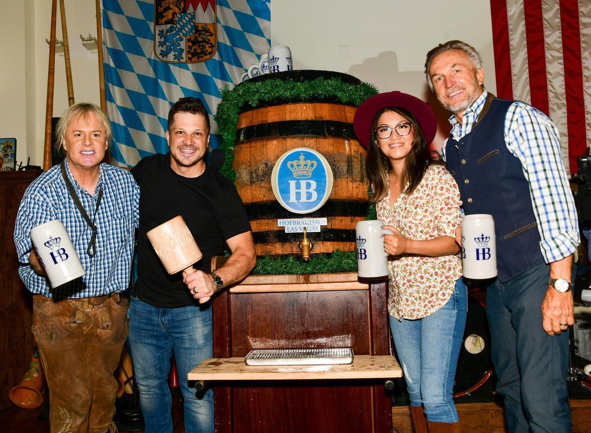 HofbrauhausLV's tweet photo. Leave a 🎤 in the comments for our newest Bürgermeister @MarkShunock! 💙
Thank you for coming to our Haus tonight and for heating up the crowd. 😃 #goknightsgo
.
#oktoberfest #vegasgoldenknights #markshunock #kegtapping #lasvegasraiders #goraiders #beer #food #fun #prost https://t.co/Oi5CDS0XSK