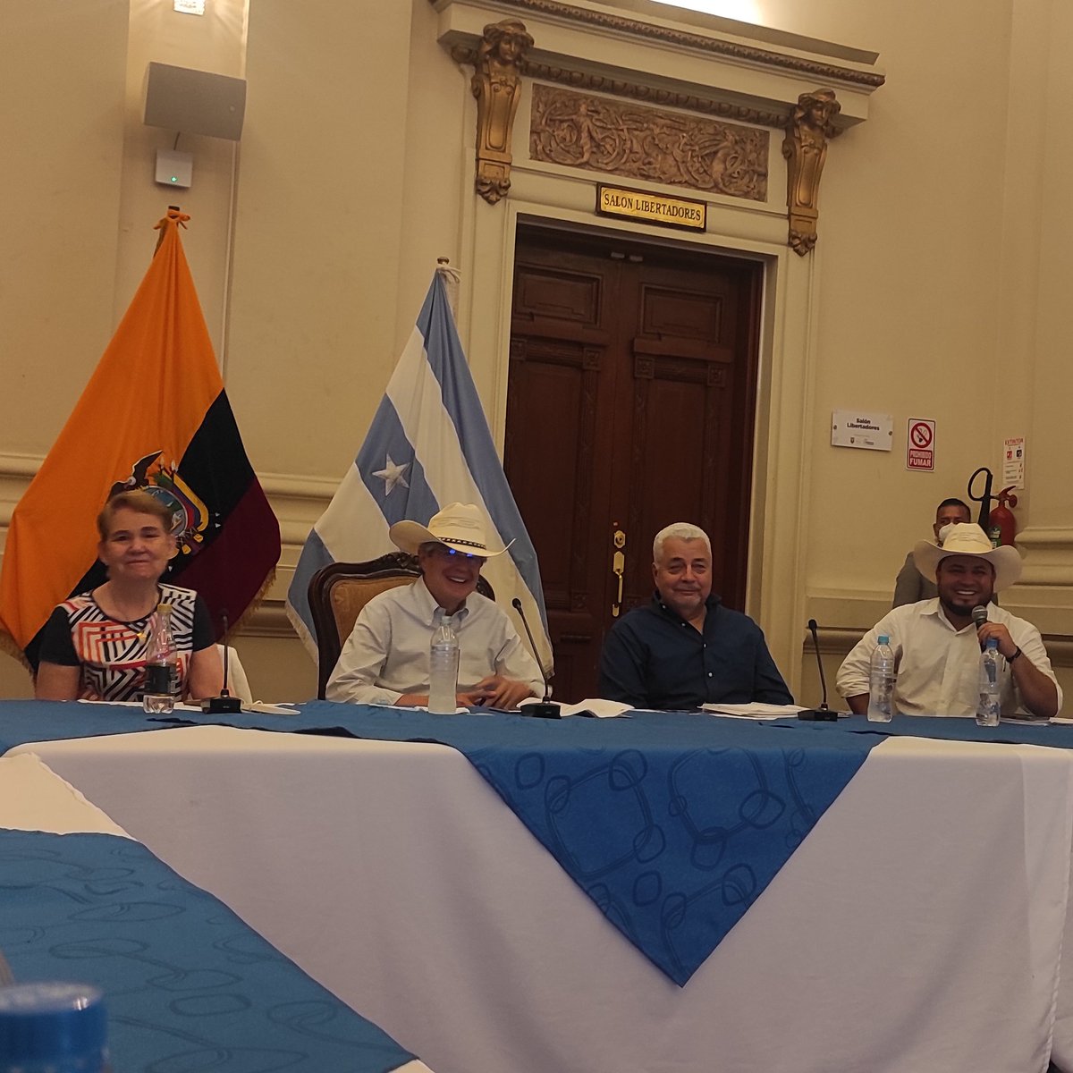 CNTAPSECUADOR's tweet photo. Presidente @LassoGuillermo y @MinGobiernoEc #AlexandraVela participaron de la reunión en @goberguayasec con los directivos de @Pueblomontuvio dónde se expuso la problemática social que vive el sector productivo y salud se comprometió a brindar solución a corto y mediano plazo. https://t.co/ThIUhAlVwO