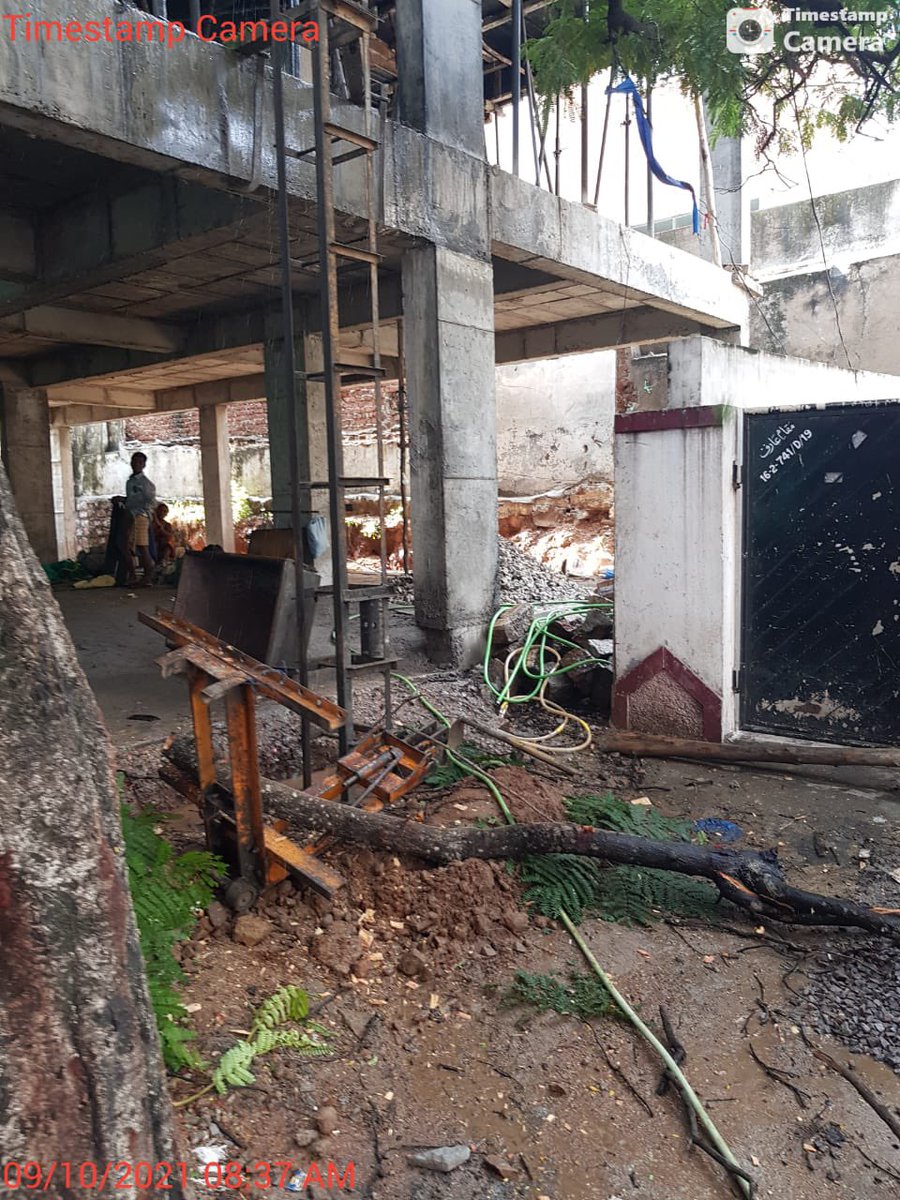 zubaira53826578's tweet photo. @KTRTRS @GHMCOnline @CommissionrGHMC Dear sir as you can clearly see that the construction workers are Illegal cutting tree branches at TVTower Malakpet kindly take action. https://t.co/4wq4gYQHKL