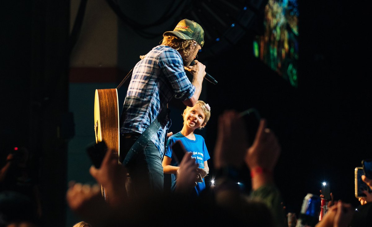 DierksBentley's tweet photo. Had a special moment tonight with a little girl named Myla, who is the true definition of a Riser… thank you for being an inspiration to us all..keep fighting the good fight https://t.co/vII5fDEadl