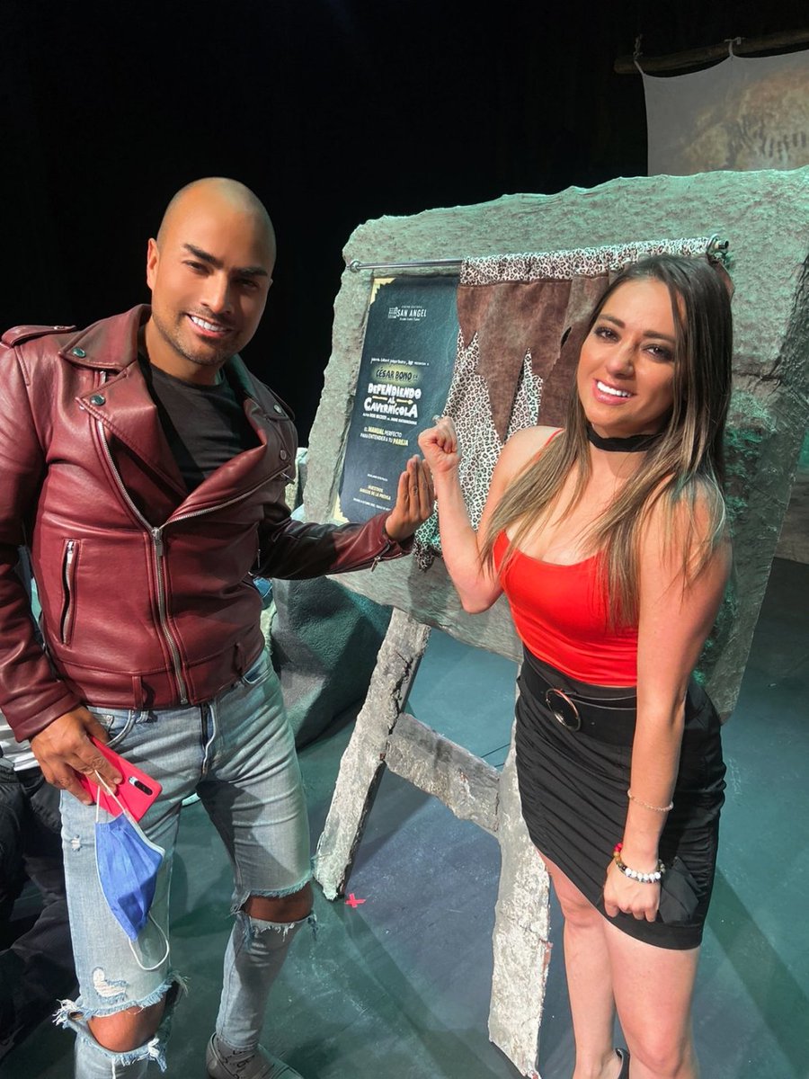 Padrino de develación de placa de @defendiendoalcavernicola @soycesarbono con mi <a href="/vaiollett/">Sarah Mendes</a> 😍 Gracias <a href="/mejorteatro/">Mejor Teatro</a> @morrisgilr por la distinción y que sigan muchos años más en cartelera 🙏