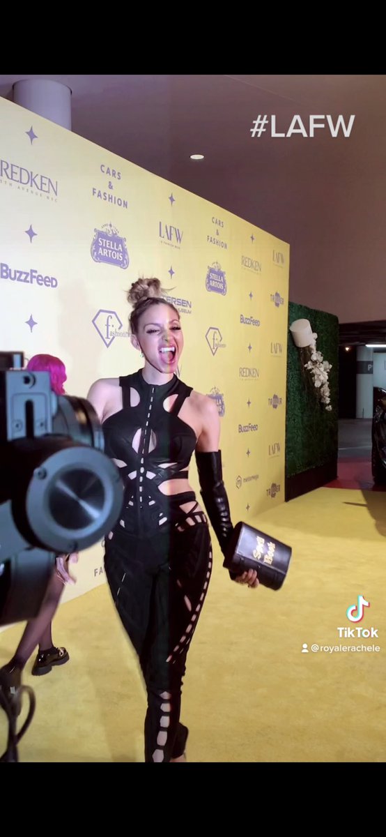 racheleroyale's tweet photo. Full video here π¦ https://t.co/00vGPemmmB
#lafw
@Gelarehdesigns
@VenusPrototype
#customfangs
@forthestarsUS https://t.co/iJTTTAQc6a