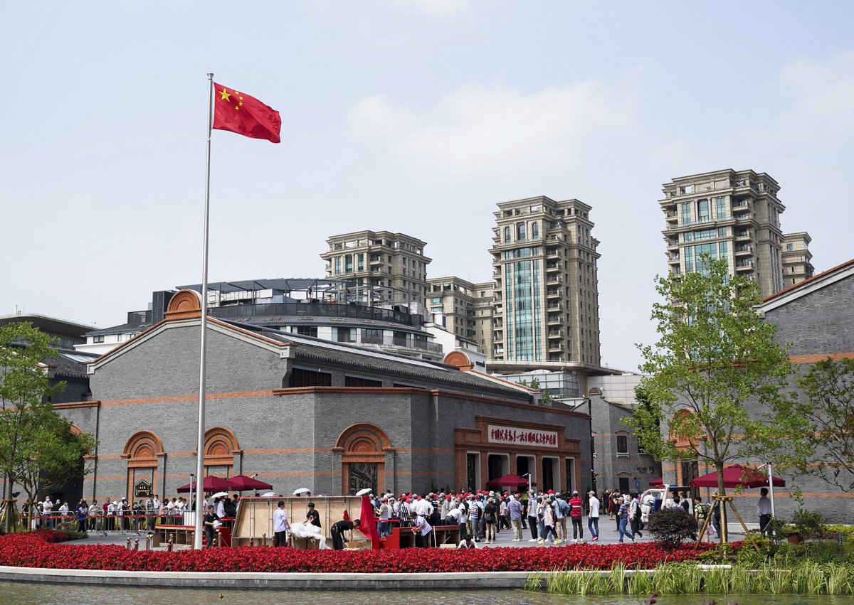 PDChinese's tweet photo. 習近平説，辛亥革命110年來的歷史啟示我們，實現中華民族偉大復興，道路是最根本的問題。中國特色社會主義是實現中華民族偉大復興的唯一正確道路。這條道路符合中國實際、反映中國人民意願、適應時代發展要求，不僅走得對、走得通，而且也一定能夠走得穩、走得好。 https://t.co/CwnH8zLU5v
