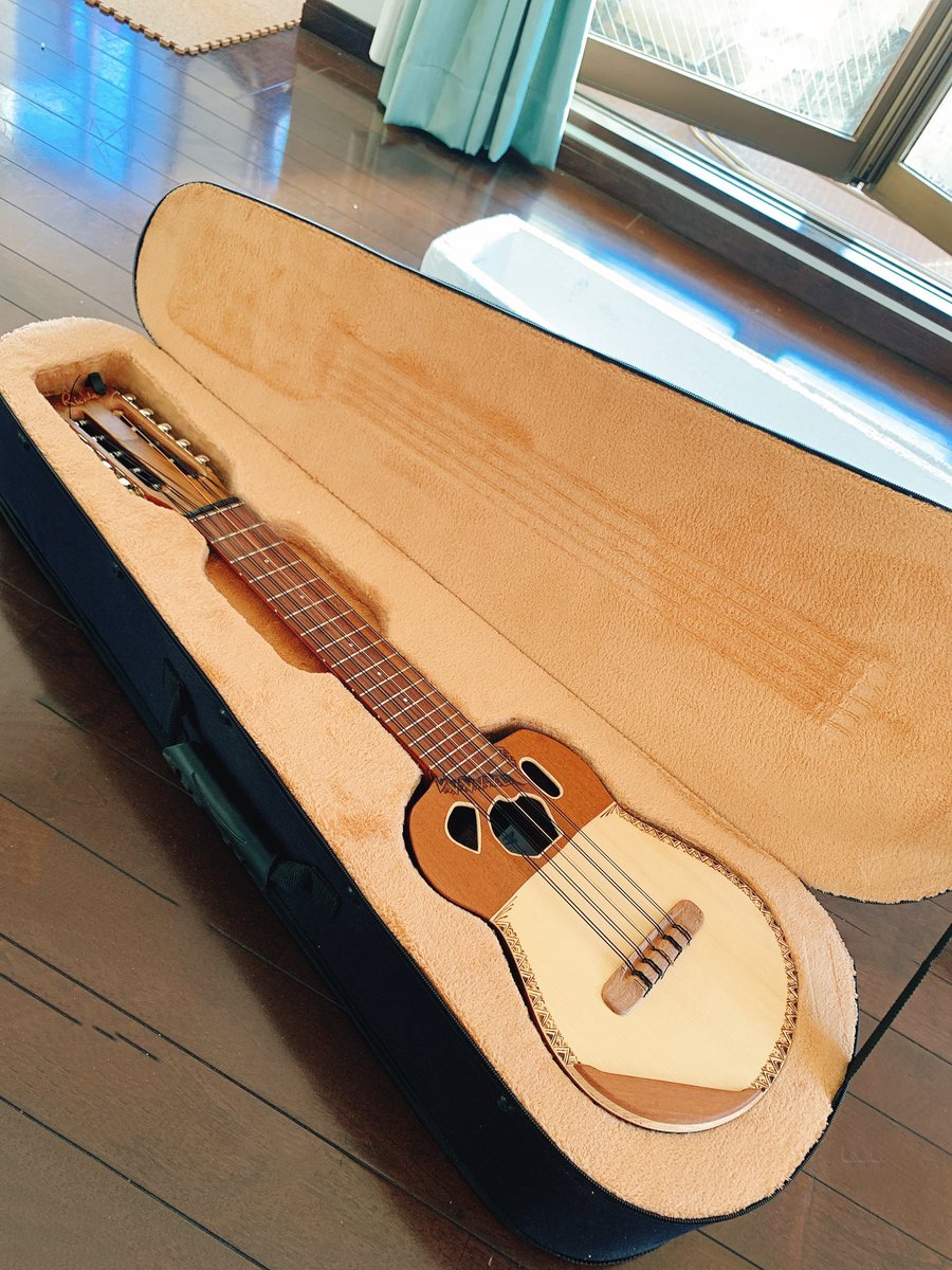 tarosukegawa's tweet photo. アルゼンチンの制作家pablo alberto richterさんにオーダーしたロンロコ(バリトンチャランゴ)が届きました。オーダーして2か月ちょっと、待つのが楽しかった。
ドキドキして開封、慎重にチューニングして音を出してまず「若い!」出来立て産まれたての感じ。
#ronroco #charango #richterluthier https://t.co/QeYTWdK3Uw