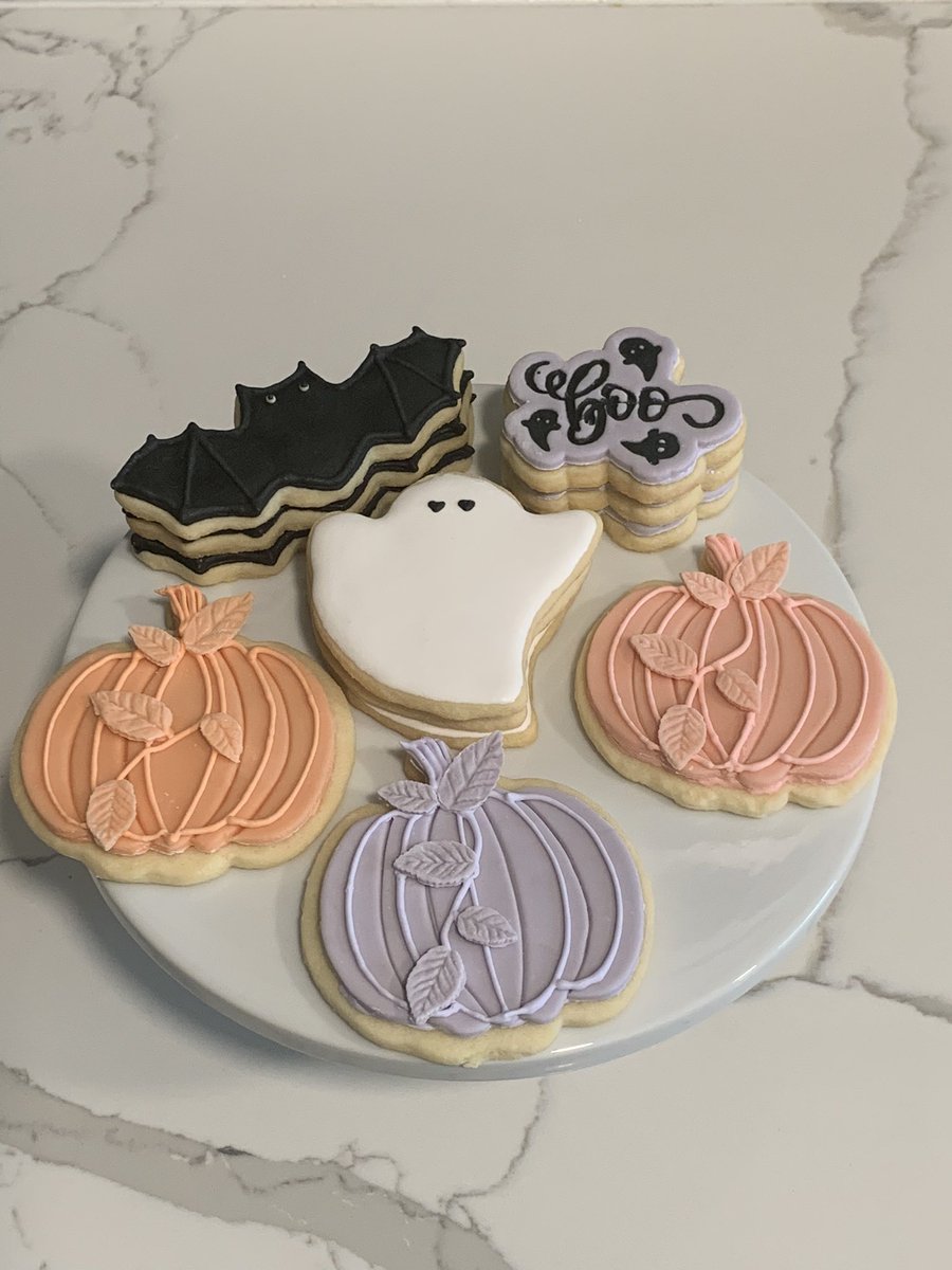 Halloween cookies!!🎃👻 #baking #cookiedecorating #cookieart #cookiedesign #foodie #edibleart  #bakingtwitter #cookieideas #halloween #halloweencookies #birthdayideas #halloweenideas