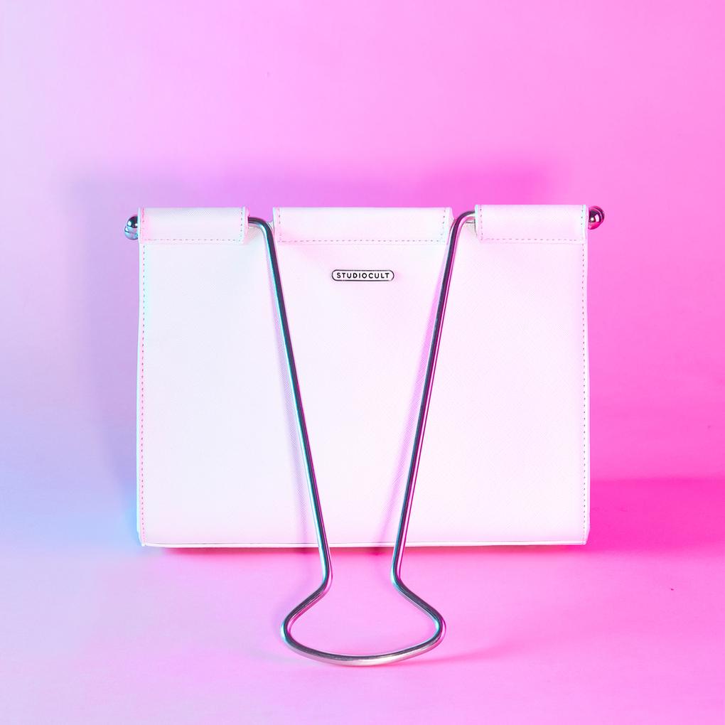 「Studio Cultの、ダブルクリップを模したバッグ Binder Clip」METEORのイラスト