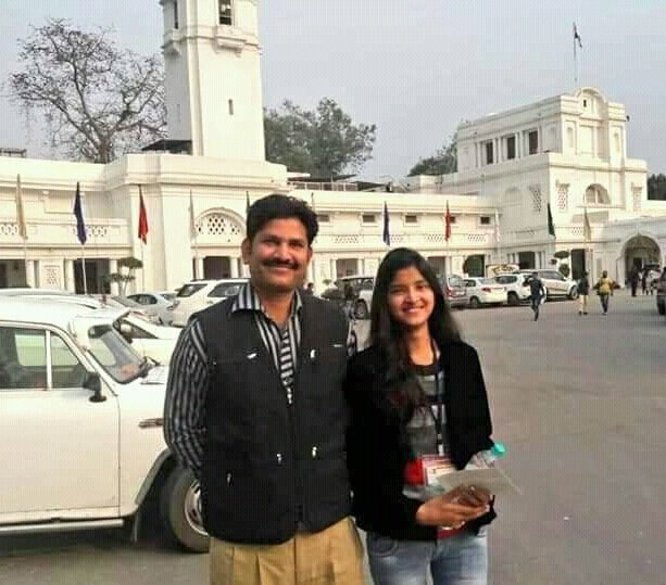 kanishkagoswa12's tweet photo. खुशकिस्मत होती हैं वो बेटियां जिन्हें उनके पिता का पुरा साथ और प्रोत्साहन मिलता है और मैं उन्हीं खुशकिस्मत बेटियों में से एक हुं,हमेशा मेरी ढाल बन कर मेरा हौंसला बढ़ाते एवं जनसेवा के लिए प्रेरित करते मेरे पापा जी मनमोहन गोस्वामी जी को उनके जन्मदिवस की शुभकामनाएं!
Luv u papa💕 https://t.co/oxdDZ9AEjw