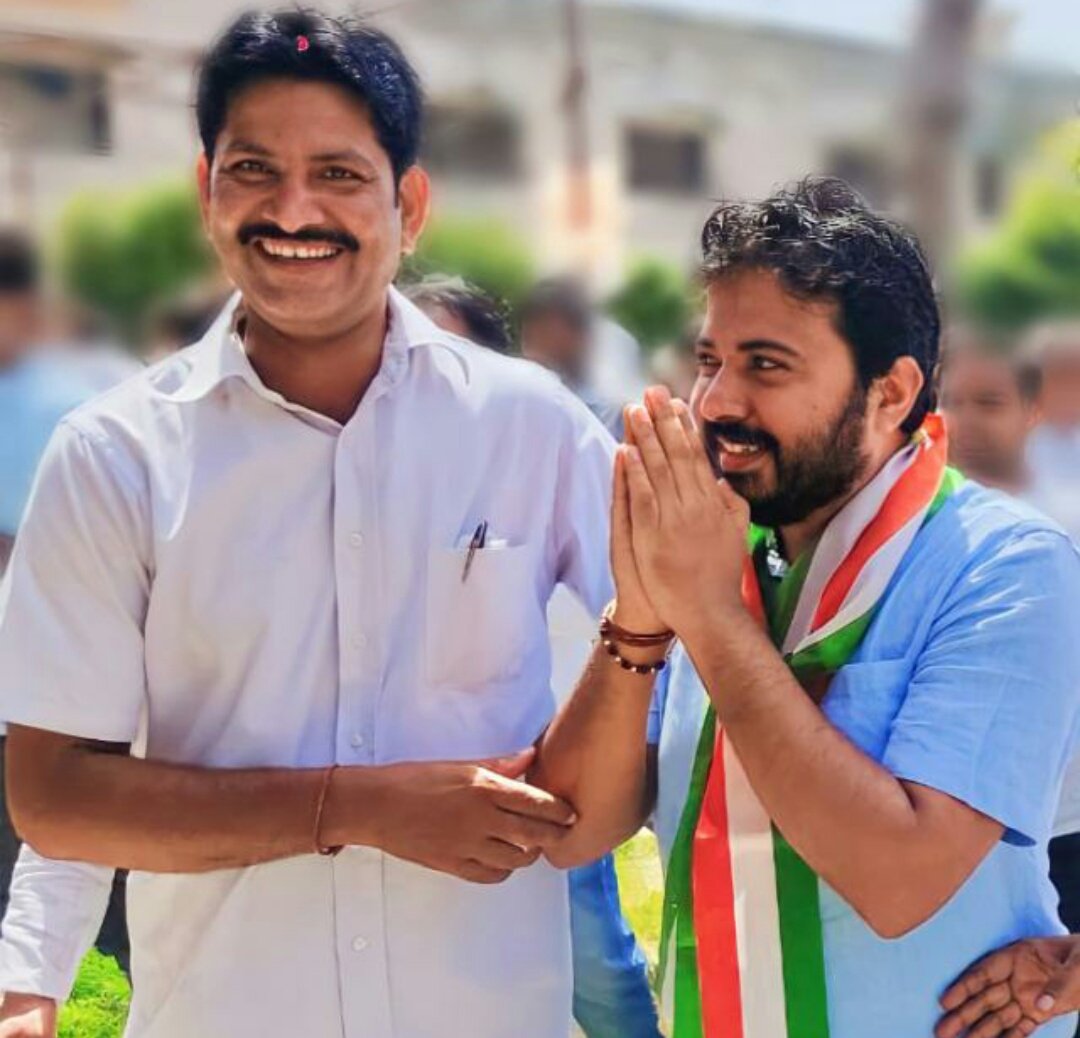 kanishkagoswa12's tweet photo. खुशकिस्मत होती हैं वो बेटियां जिन्हें उनके पिता का पुरा साथ और प्रोत्साहन मिलता है और मैं उन्हीं खुशकिस्मत बेटियों में से एक हुं,हमेशा मेरी ढाल बन कर मेरा हौंसला बढ़ाते एवं जनसेवा के लिए प्रेरित करते मेरे पापा जी मनमोहन गोस्वामी जी को उनके जन्मदिवस की शुभकामनाएं!
Luv u papa💕 https://t.co/oxdDZ9AEjw