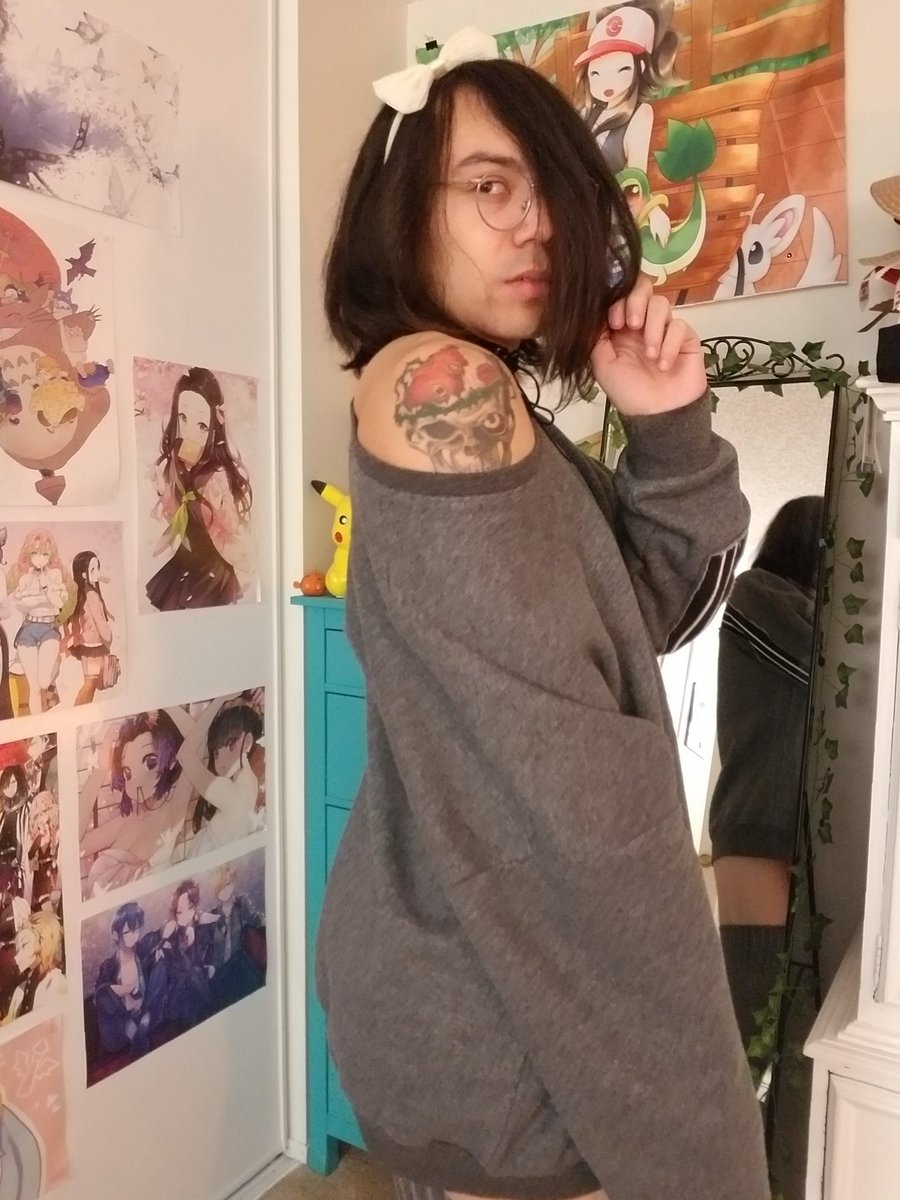 azzy_rae's tweet photo. My two sides and one 🖤
sooo i guess... three? :>

#genderfluid #femboyfriday #nonbinary #bigsweaters #sweaterweather #tattoo #lewd #thighsocks #mirrorselfie #cute #animetattoo #animetwt #berserk #skullart #meimisaki #another #skull https://t.co/rixHMjrPMY
