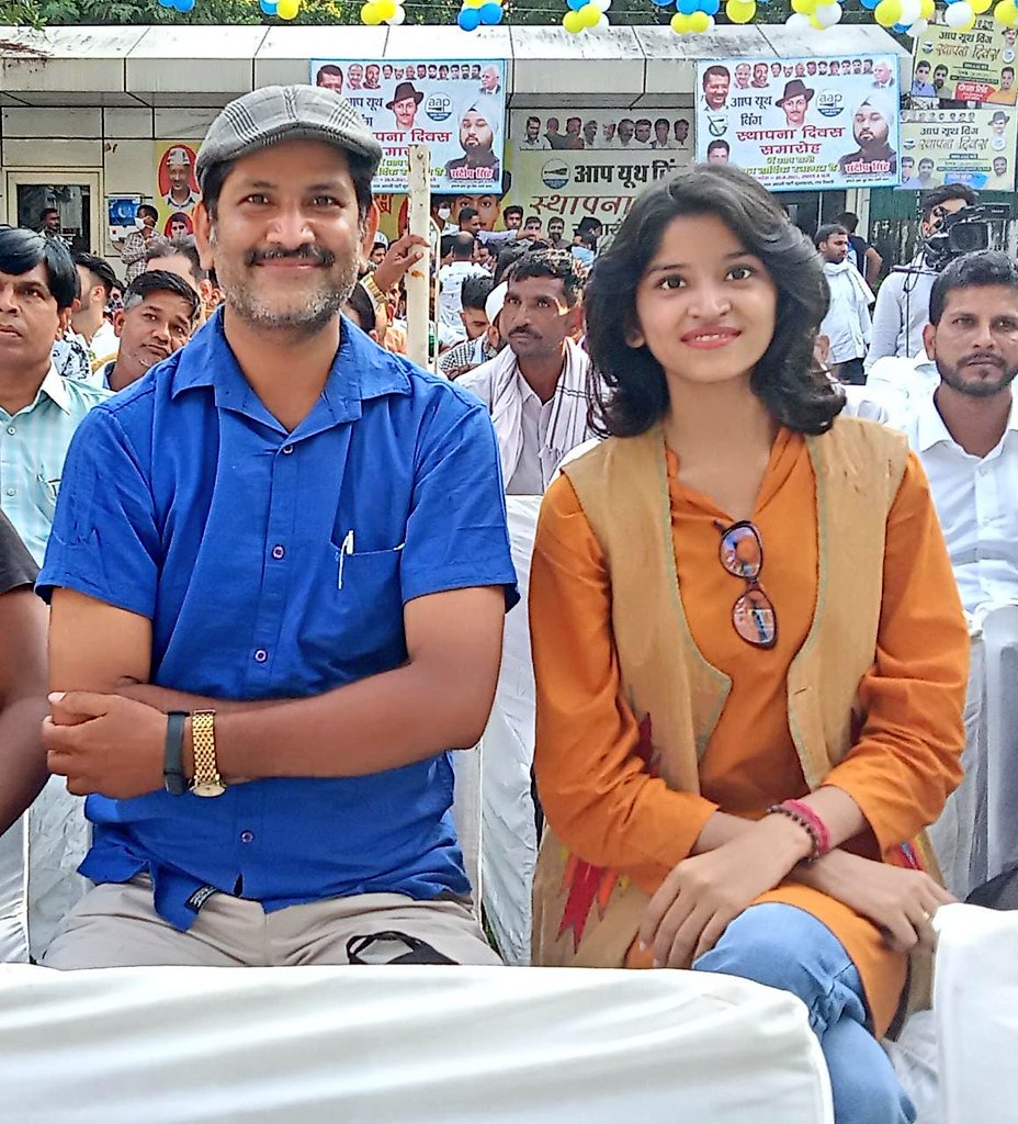 kanishkagoswa12's tweet photo. खुशकिस्मत होती हैं वो बेटियां जिन्हें उनके पिता का पुरा साथ और प्रोत्साहन मिलता है और मैं उन्हीं खुशकिस्मत बेटियों में से एक हुं,हमेशा मेरी ढाल बन कर मेरा हौंसला बढ़ाते एवं जनसेवा के लिए प्रेरित करते मेरे पापा जी मनमोहन गोस्वामी जी को उनके जन्मदिवस की शुभकामनाएं!
Luv u papa💕 https://t.co/oxdDZ9AEjw