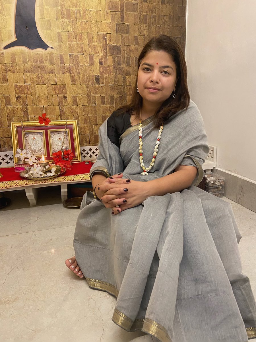 poonam_mahajan's tweet photo. आजचा रंग राखाडी 🤍
#नवरात्रि https://t.co/9KfgwJFQMY