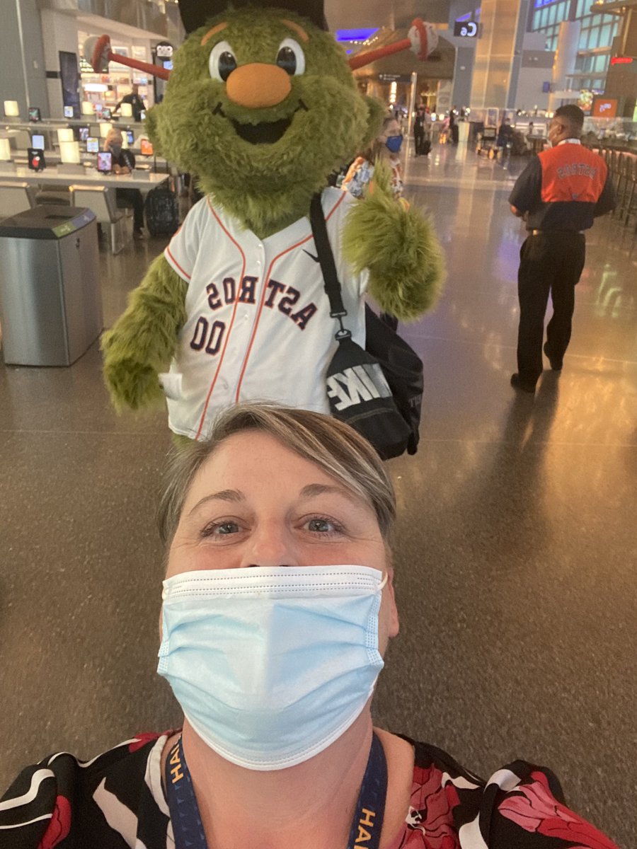 spiper0617's tweet photo. A little pep rally action after the Astros got the W today! Our team loved getting to see the home team and give some UA love! Good luck in ORD boys. Most importantly I got a selfie with Orbit! #winning #IAHstrong #weareunited https://t.co/VKgSLxRniC
