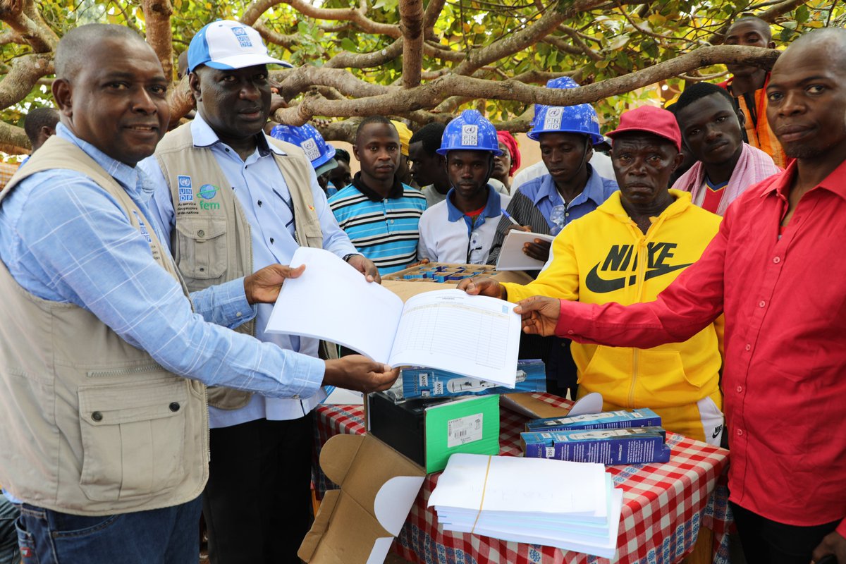 peged_pnud's tweet photo. Le #RRA du @PNUDGuinee @BYOUNOUSSA, est depuis le 4 octobre dernier en mission de supervision des activités de terrain. C’est à cette occasion qu'il a visité les Petites Centrales Hydroélectriques de #Firadou et #Bolodou.

Lire plus 👉 https://t.co/98XM8qO7I4 https://t.co/aIvK0U1LL7