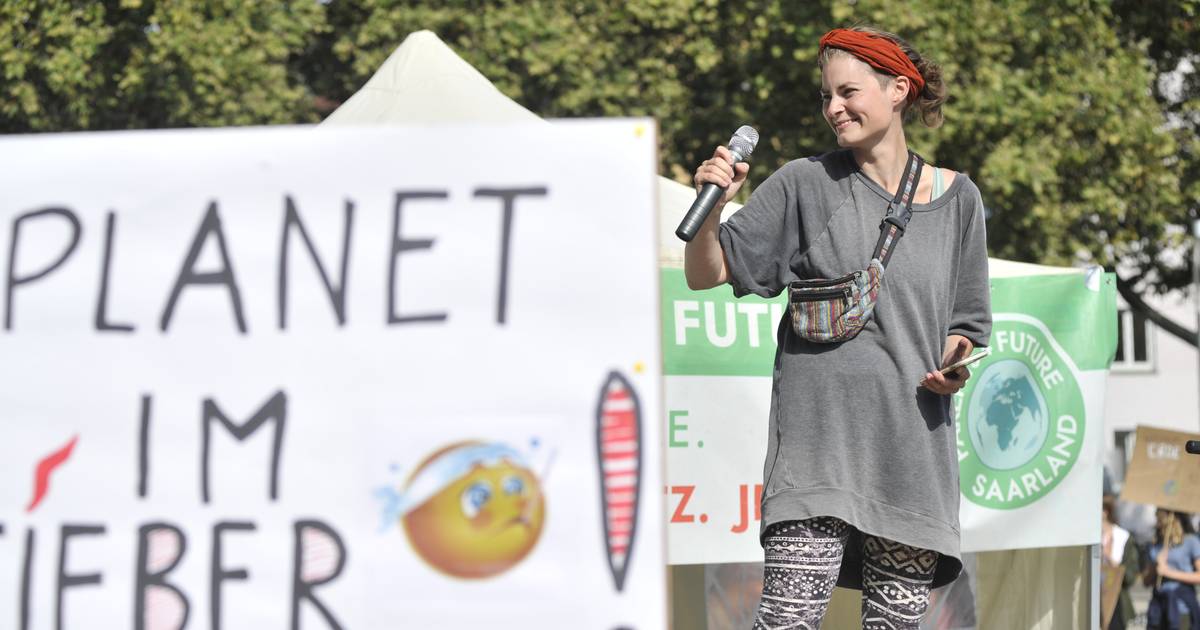 szaktuell's tweet photo. Anfang der Woche erteilte sie der neuen sozial-ökologischen Liste „Bunt.Saar“ eine Absage. Nun überrascht Susanne Speicher, Sprecherin von Fridays for Future #Saarland, das politische Treiben hierzulande – und der #SPD gelingt ein Coup. https://t.co/KiDgm3YjBv https://t.co/dzDevAhlS3