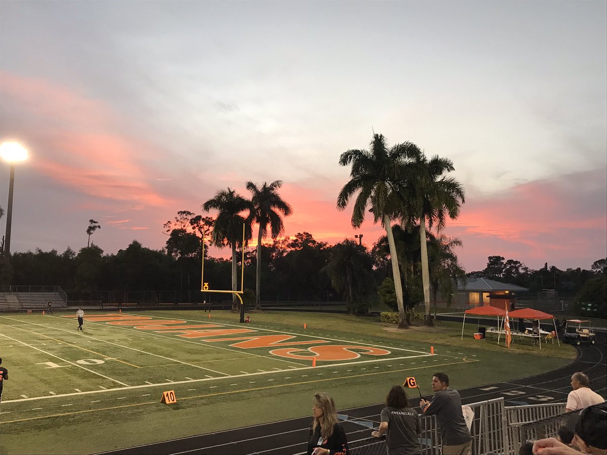 Lots of fun at the @WeAreLely #Homecoming Football 🏈 game! @LelyLionsRoar was in da house for some #LelyLeaders fun!!! @collierschools