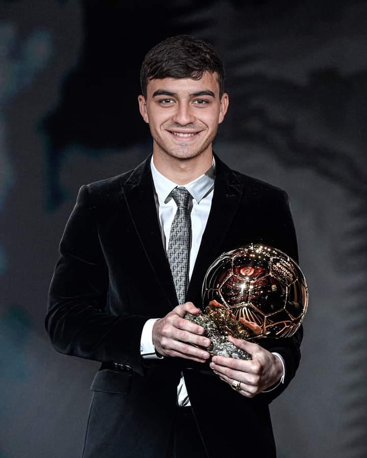 FootieUpdatess's tweet photo. Pedri is just 18 years old and has already been nominated for a Ballon d'Or 🤯

#BallonDor #football https://t.co/I9dp6M3lhX