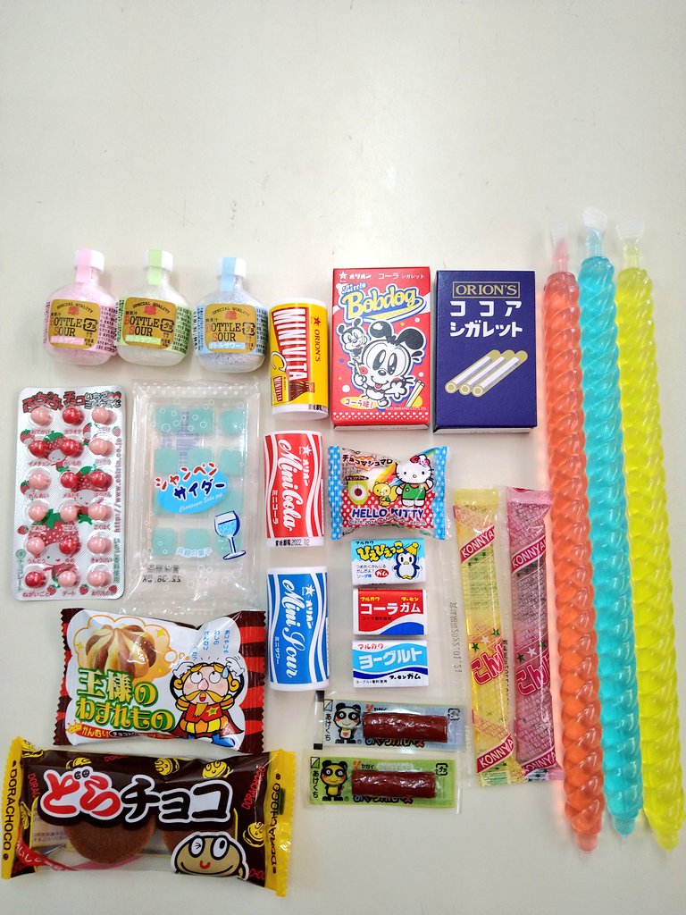 Aoitwt's tweet photo. 可愛い写真撮れた‼️
自営業してるんだけど、駄菓子が好きすぎてアレもコレもと仕入れてたら子供たちから人気のお店になった😂
大人の方からも｢懐かしい～✨｣って好評´`*❤
まだまだ置きたい駄菓子があるから頑張ろう💪

小さい頃に食べてた、今でも大好きな駄菓子はありますか～(*´˘`*)? https://t.co/ovAKquLtQC
