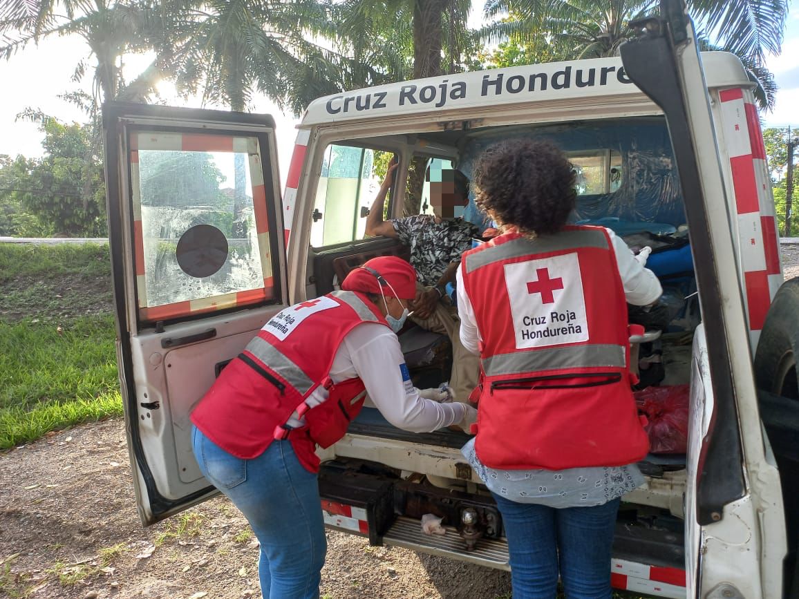 cruzrojahon's tweet photo. En #ElProgreso se realizó la atención a paciente masculino de 52 años de edad el cual sufrió un accidente laboral, el cual solicitó ayuda a nuestro puesto de socorro ubicado a la altura de #Toyos.
El paciente presentaba una herida en su pie izquierdo.
#EnCruzRoja #Somos+ https://t.co/I0Lwh8pH84
