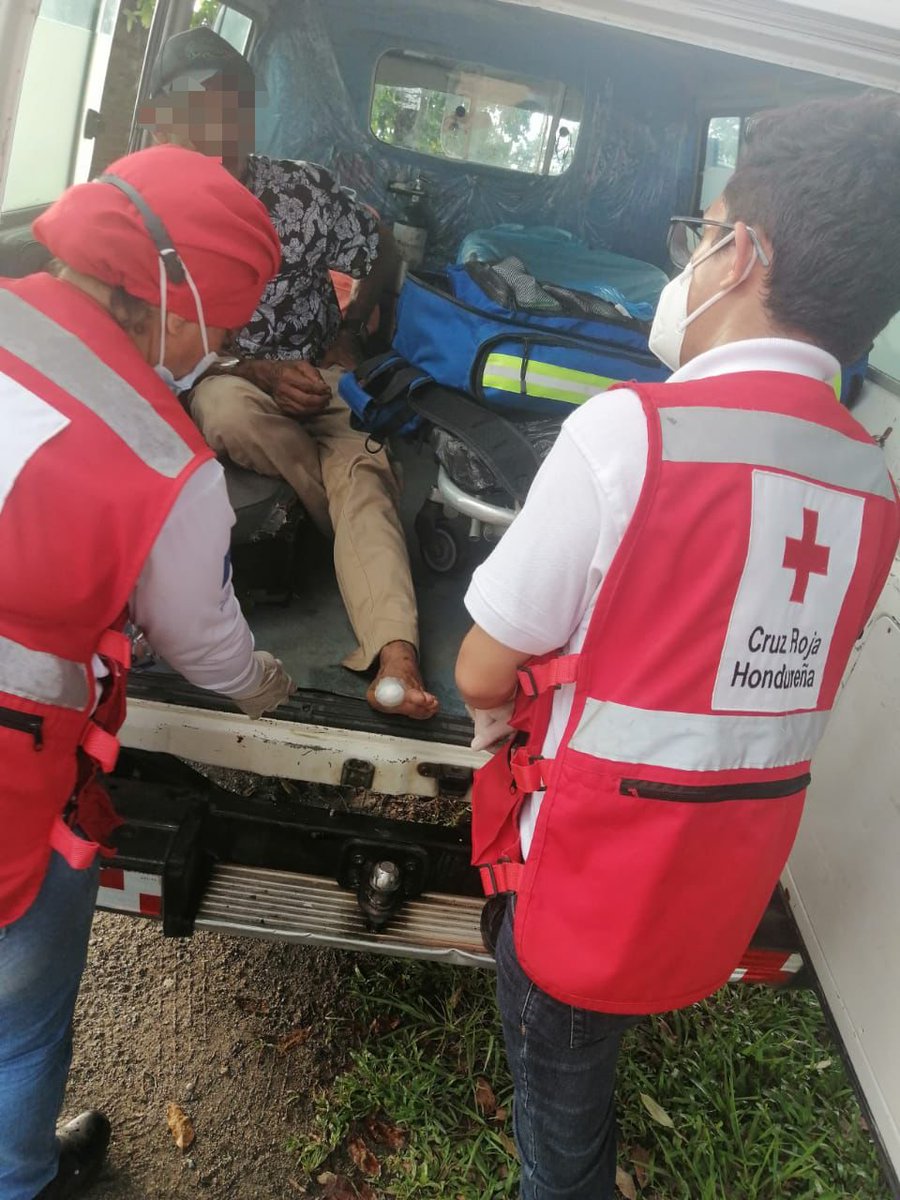 cruzrojahon's tweet photo. En #ElProgreso se realizó la atención a paciente masculino de 52 años de edad el cual sufrió un accidente laboral, el cual solicitó ayuda a nuestro puesto de socorro ubicado a la altura de #Toyos.
El paciente presentaba una herida en su pie izquierdo.
#EnCruzRoja #Somos+ https://t.co/I0Lwh8pH84