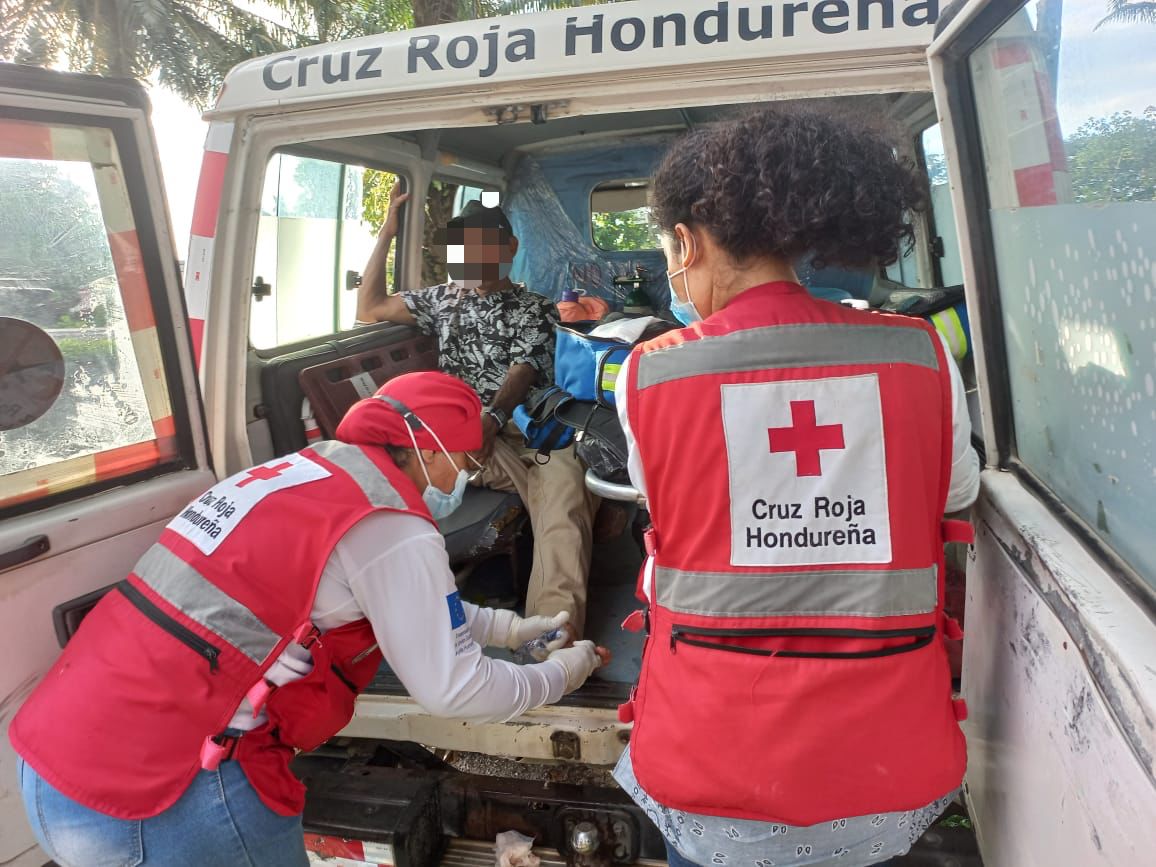 cruzrojahon's tweet photo. En #ElProgreso se realizó la atención a paciente masculino de 52 años de edad el cual sufrió un accidente laboral, el cual solicitó ayuda a nuestro puesto de socorro ubicado a la altura de #Toyos.
El paciente presentaba una herida en su pie izquierdo.
#EnCruzRoja #Somos+ https://t.co/I0Lwh8pH84