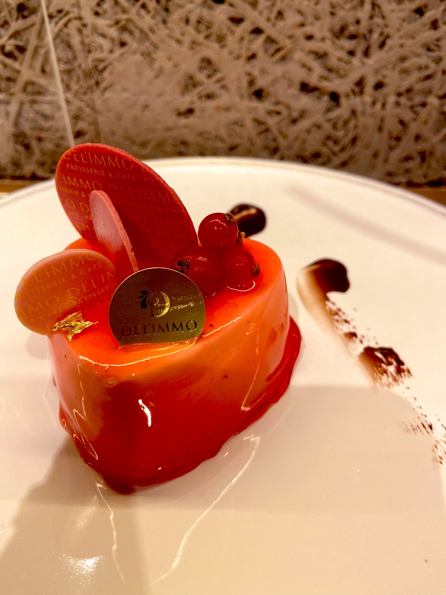 Makoll デリーモの新作フラミンゴ レッドカラントが載ってるホワイトチョコレートムースにルバーブとベリーのコンフィ ベリームース だそう いつもデリーモのムースは味のメリハリがあって美味しいな シチリアも食べてみたかった T Co