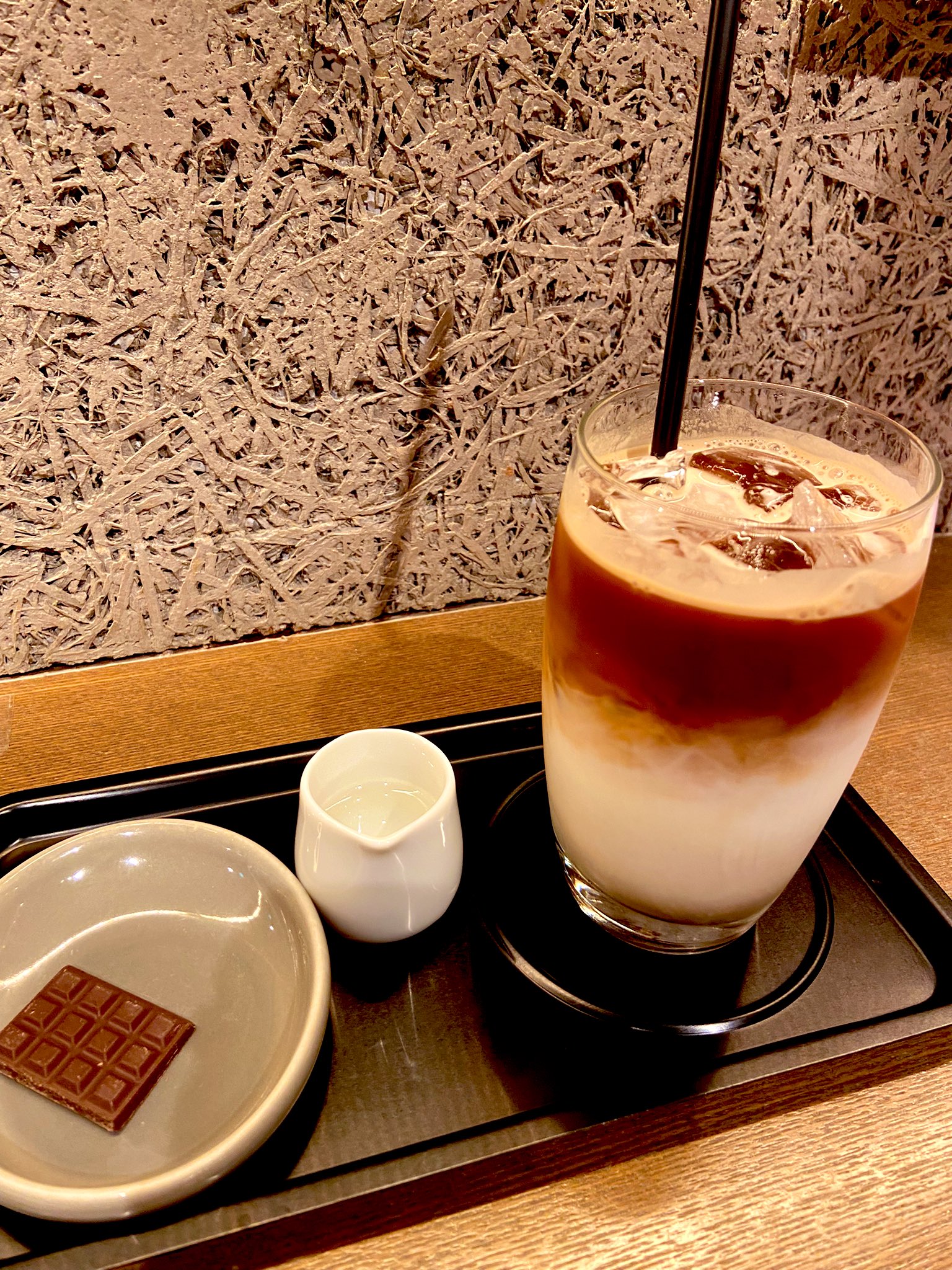 Makoll デリーモの新作フラミンゴ レッドカラントが載ってるホワイトチョコレートムースにルバーブとベリーのコンフィ ベリームース だそう いつもデリーモのムースは味のメリハリがあって美味しいな シチリアも食べてみたかった T Co