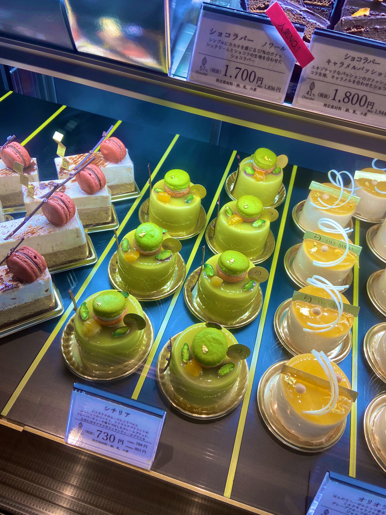 Makoll Al Twitter デリーモの新作フラミンゴ レッドカラントが載ってるホワイトチョコレートムースにルバーブとベリーのコンフィ ベリームース だそう いつもデリーモのムースは味のメリハリがあって美味しいな シチリアも食べてみたかった T Co