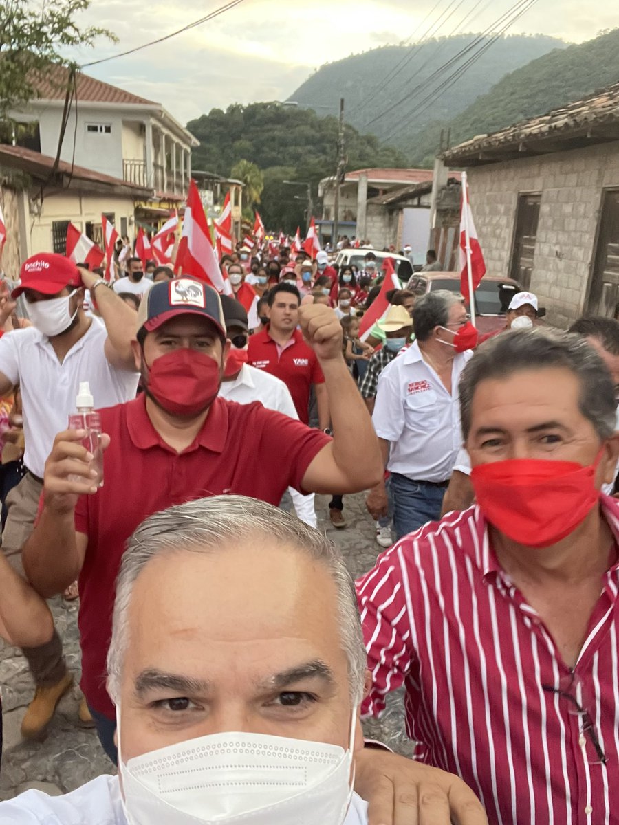 yanirosenthal's tweet photo. Hoy el @PLHonduras demostró su pujanza que no tiene rival en San Nicolás, S.B. Claudia, mis hijas y yo acompañamos a @BenchitoAlcalde y @vrsabillon y nos comprometimos con SB a invertir en esa región olvidada por la #pesadillacachureca #ElGobiernoDeLaGente @PLHonduras https://t.co/YbOnF8yiPY