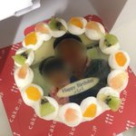 職場の同僚へのサプライズ!知らない人の顔写真入りケーキが届いてしまったw