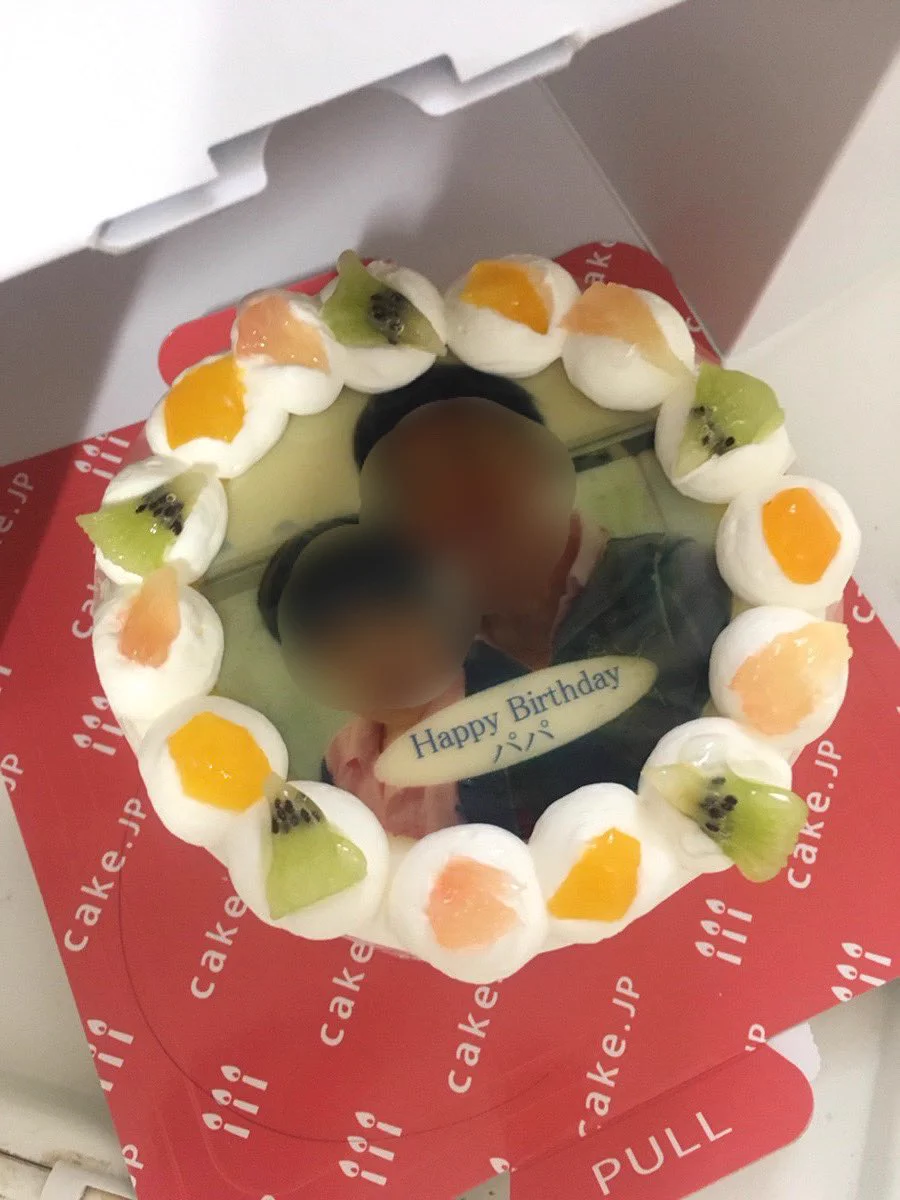 職場の同僚へのサプライズ！知らない人の顔写真入りケーキが届いてしまったw