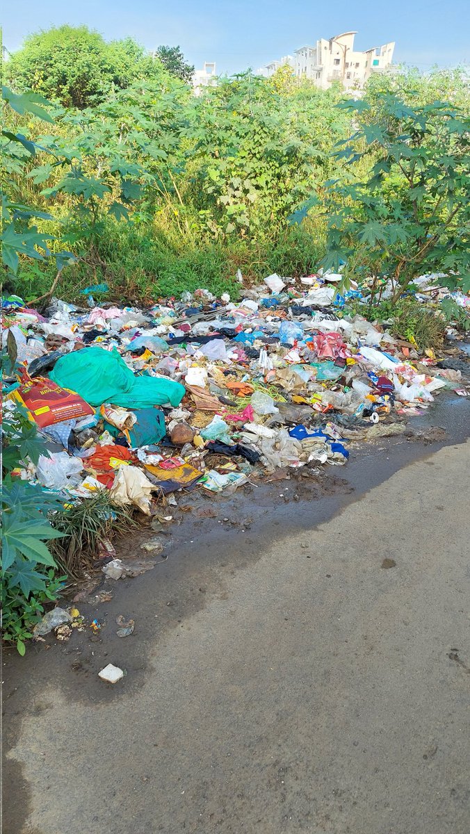 MURWDFoundation's tweet image. Indiscriminate garbage dumping on Handewadi-NyatiEstate road. (Diagonally opposit Kool Homes Gates). @PMCPune please take action. #garbagedumping