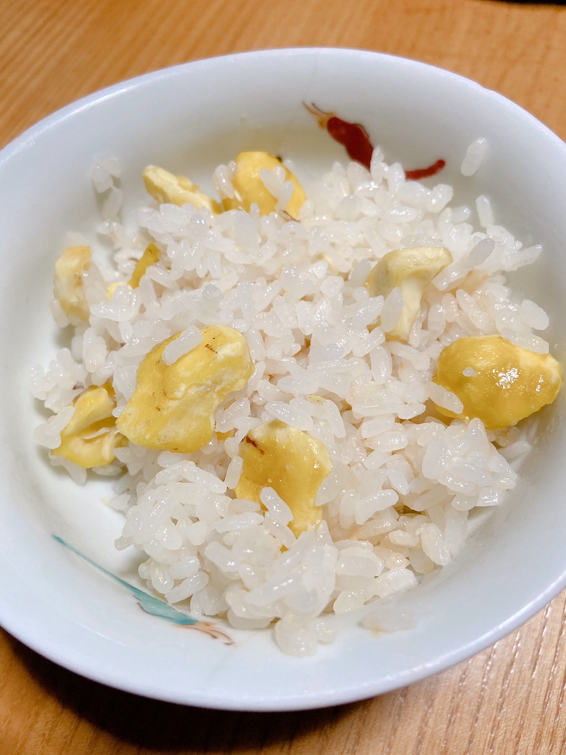 おーら自然工房 栗ご飯 クリは山地に自生 別名ヤマグリ 甘味が強くすごくおいしい 市販の栗よりずいぶん小さいのが超弱点 ヤマグリご飯では渋皮むき が難航 35個で1時間半 だけど おいしかったことブッタマゲでした クリは拾いました 泥棒してませ