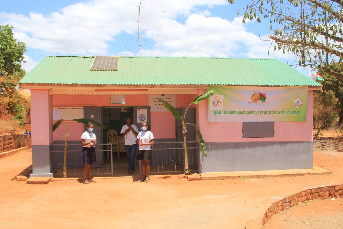 MATP_GOV_MG's tweet photo. Nouveau Bureau local foncier pour la Commune de Kiangara, la modernisation et le déploiement des Services Fonciers pour une meilleure #securisationfoncière dans toutes les communes de Madagscar est le grand défi du #MATSF pour la réalisation du Velirano 11 du président. https://t.co/ohNgg1iMTj